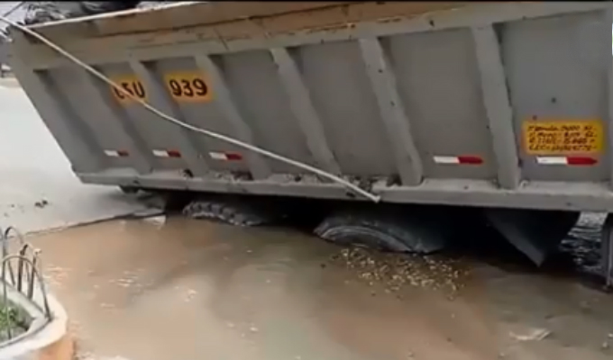 Chorrillos: camión quedó atrapado en forado en plena av. Matellini