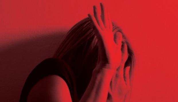 Acusan a mujer de lanzar ácido en el rostro a comerciante por celos