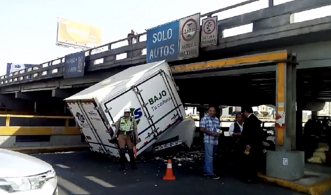 Camión impacta contra puente Pershing y provoca serios daños en su infraestructura