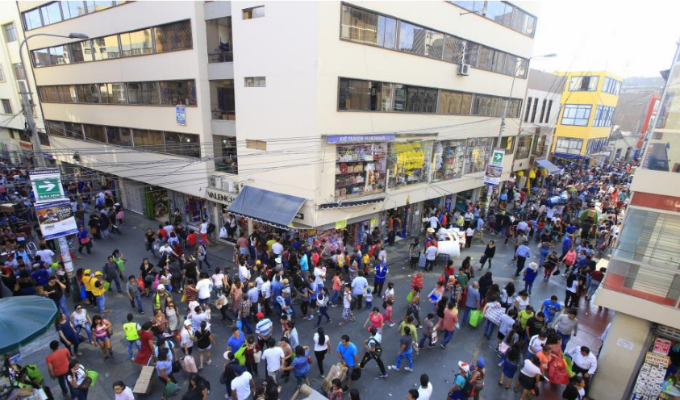 Nuevas normas en centros comerciales y edificios generaron polémica