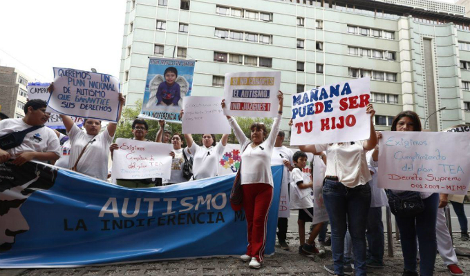 Manifestantes exigieron mayor atención para personas autistas