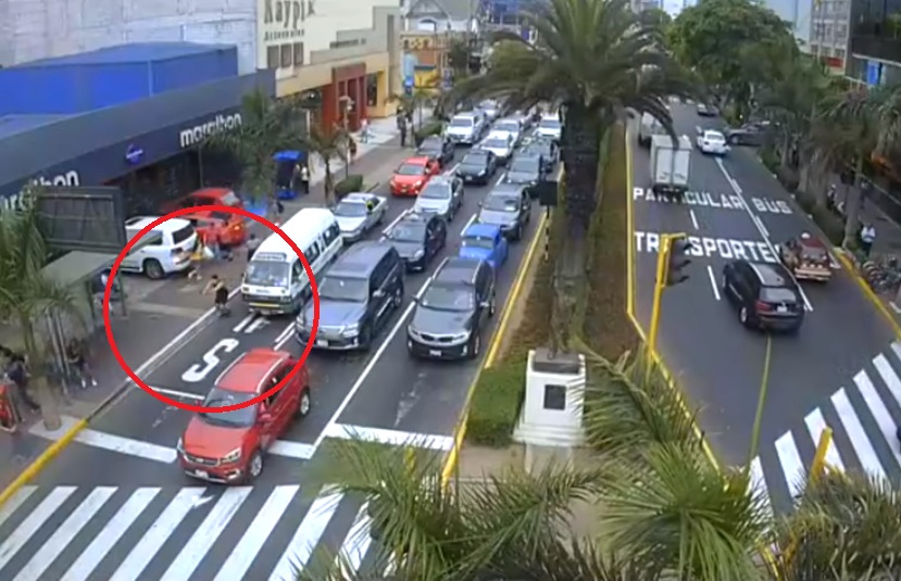 Sujeto se enfrenta a balazos a delincuentes que lo asaltaron en Miraflores