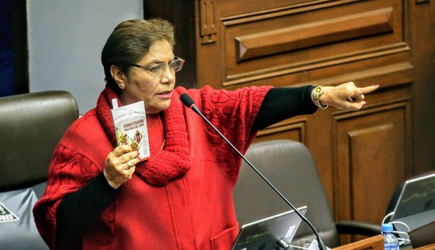 Luz Salgado: Si el presidente ya no puede con el país, tendría que renunciar