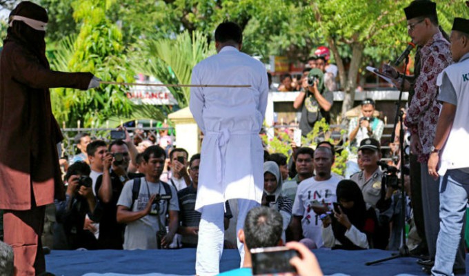 Indonesia: azotan a pareja por tener relaciones sexuales antes del matrimonio