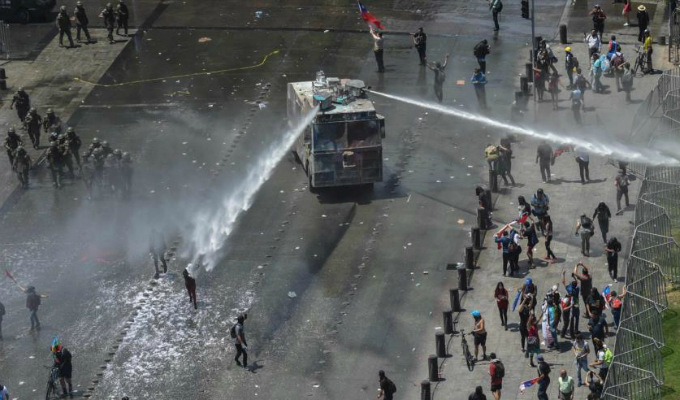 Chile: denuncian uso de soda cáustica en el agua de los cañones antidisturbios