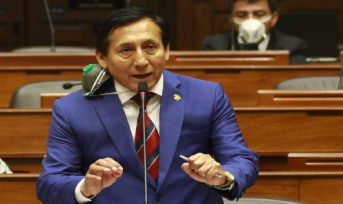 Congresista Carlos Almerí es internado en Cuidados Intensivos por COVID-19