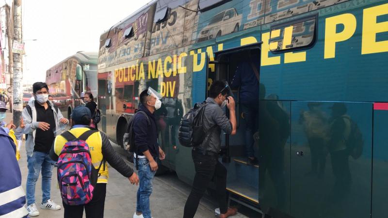 Metropolitano: Policía moviliza a los usuarios afectados por paro