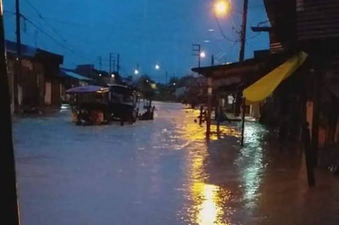 Iquitos: calles y viviendas inundadas tras torrencial lluvia con fuertes vientos