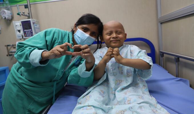 Pequeño luchador: menor recibió el alta médica tras vencer al cáncer