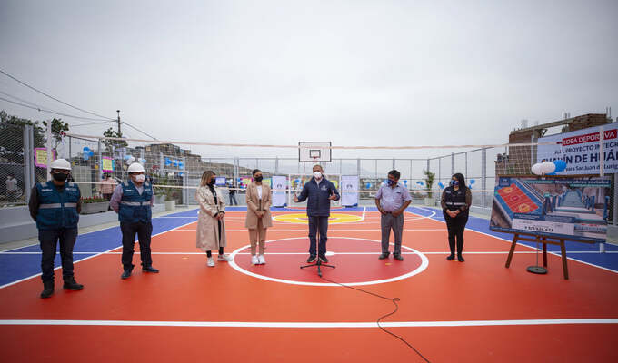 Alcalde de Lima y Miss Perú 2020 inauguraron losa deportiva en SJL