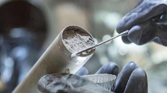 Nasa abre capsula lunar por el 50 aniversario del Apolo 17