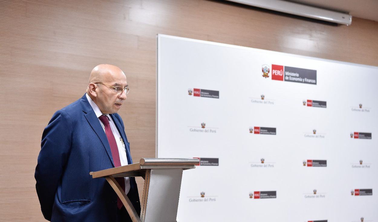 Kurt Burneo: “Los acontecimientos políticos deben ir por un lado, y los económicos por otro”