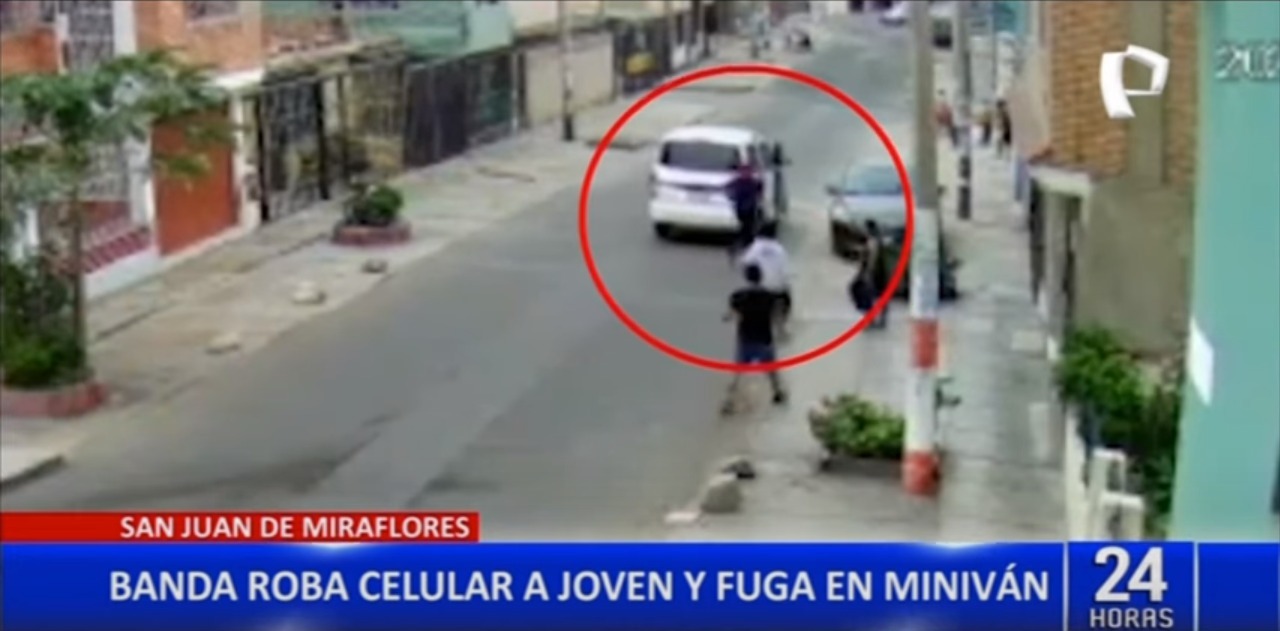 SJM: Delincuentes roban celular y escapan en minivan