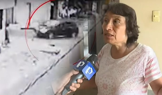 Conductor empotra su vehículo en sala de una vivienda en SMP