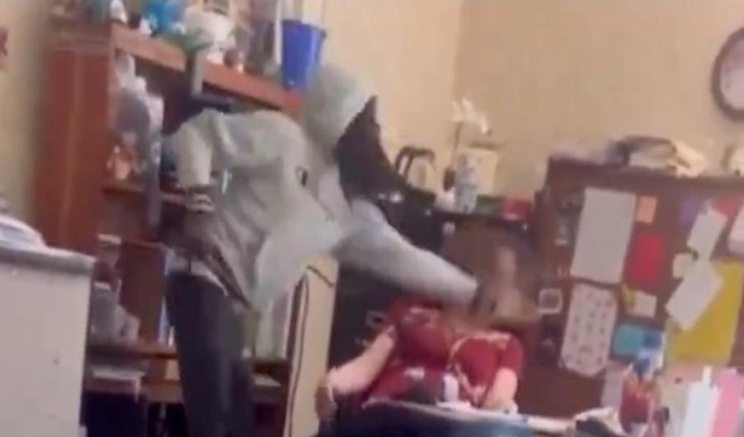 EE.UU: Escolar fue arrestado por agredir violentamente a su profesora durante clase