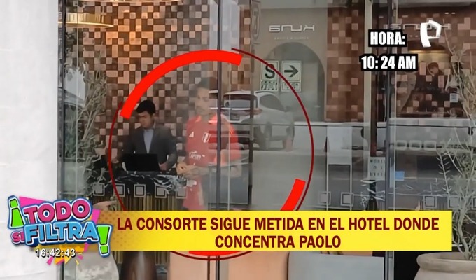 Paolo Guerrero y Ana Paula Consorte firman documentos ante abogado en hotel de la Selección