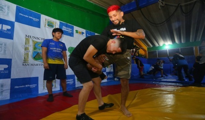 Luchador de la UFC visitó a jóvenes de SMP que representarán al Perú en República Dominicana