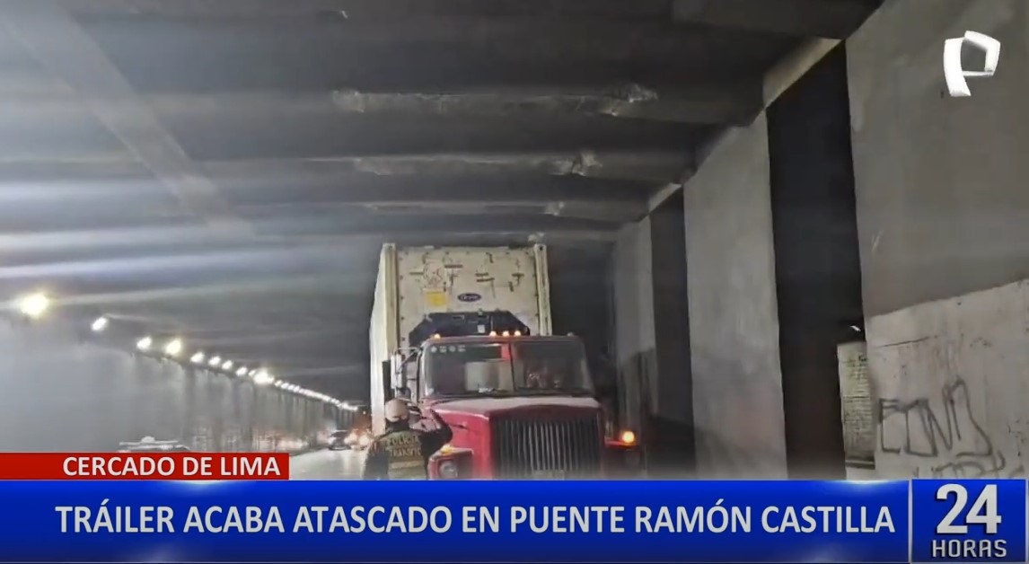 Tráiler queda atascado en puente tras ingresar a carril del Metropolitano en Cercado de Lima