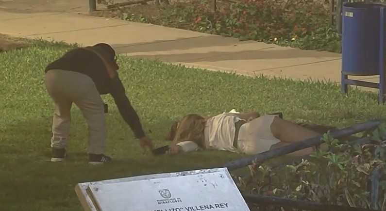 Cámaras captan a delincuentes robando celulares a personas dormidas