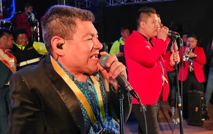 Dilbert Aguilar recibe botellazo durante concierto en Independencia