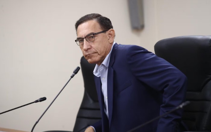 Juez llama la atención a Vizcarra por usar celular en audiencia: “En otros países lo podrían arrestar”