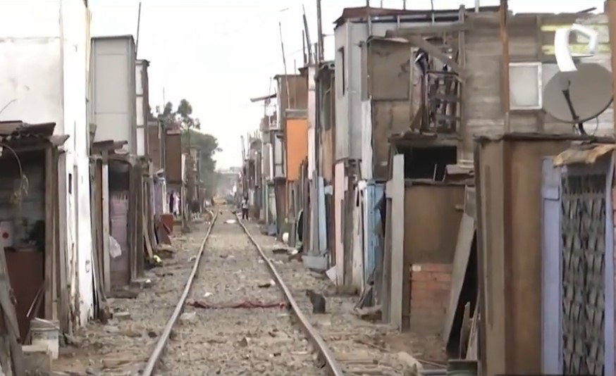 Callao: tren de carga pasa a 30 centímetros de las viviendas
