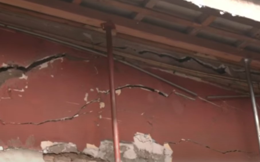 Cuatro familias en riesgo tras colapso de casona en Cercado de Lima