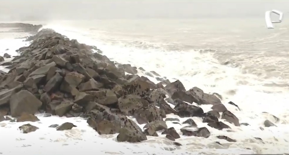 Oleajes anómalos: Mar se desborda en La Punta y arroja especies marinas y rocas a la pista