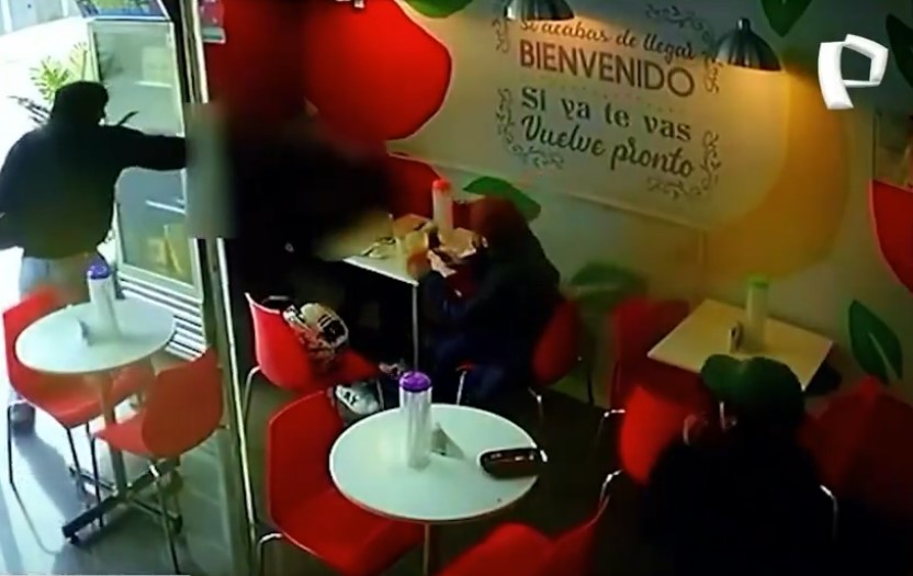 Terror en juguería de SJL: hombre es asesinado a balazos frente a clientes