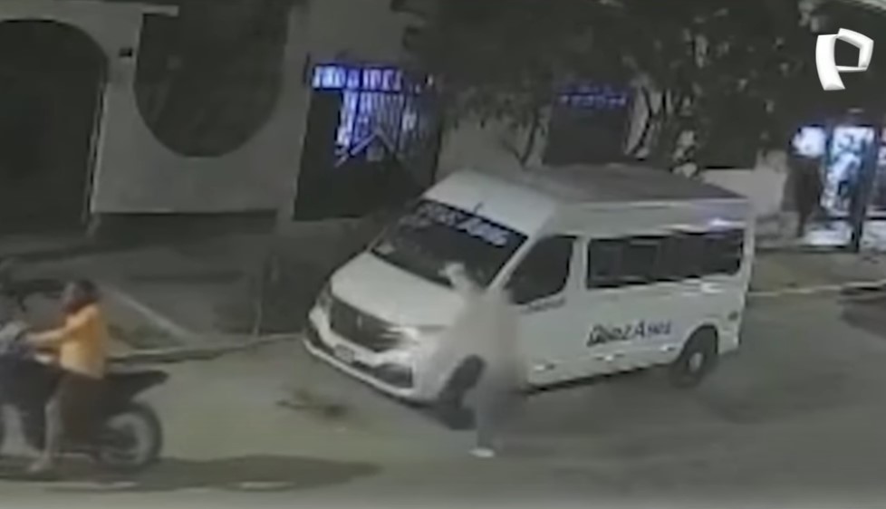 Trujillo: delincuentes incendian miniván por cobro de cupos
