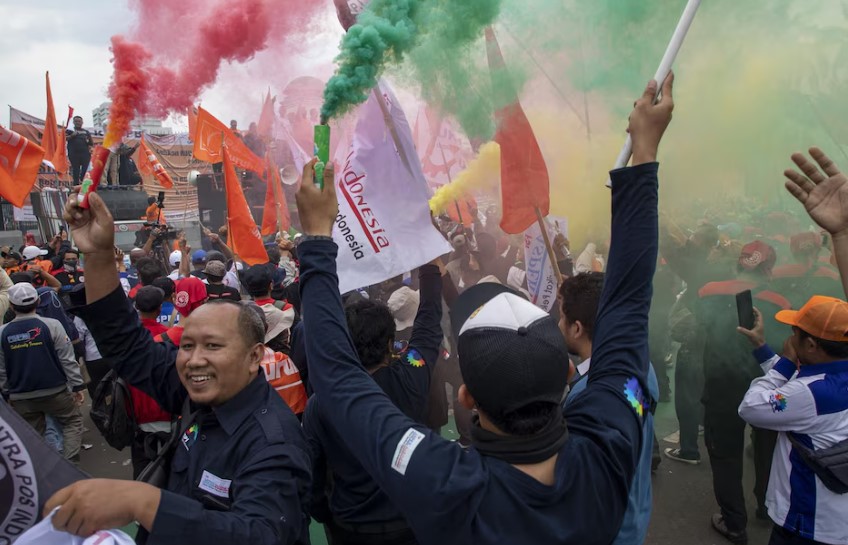 Miles protestan en Indonesia por aumento de sueldos a congresistas