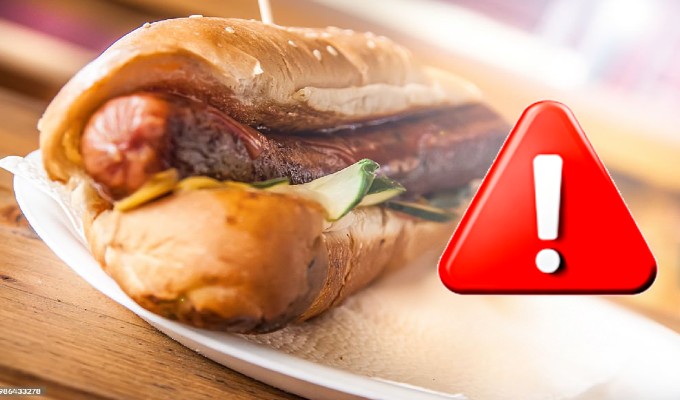 OMS alerta: comer salchichas, jamón y hamburguesas eleva el riesgo de cáncer
