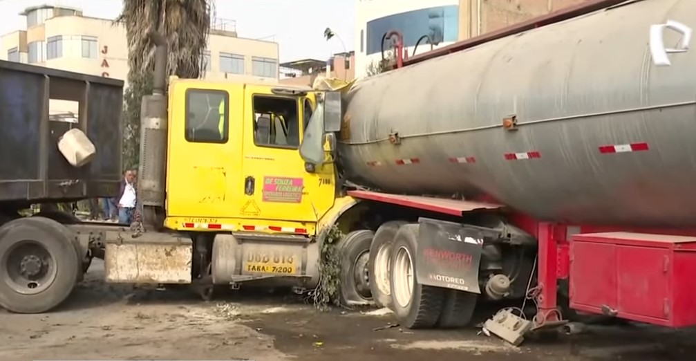 Violento choque entre tráiler y camión cargado de combustible deja tres heridos en SMP