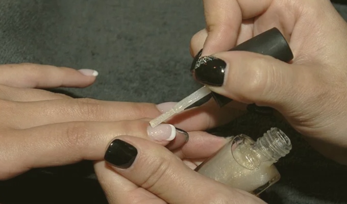 Esmaltes de uñas: ¿por qué la UE prohibió de forma radical las sustancias TPO y DMTA?