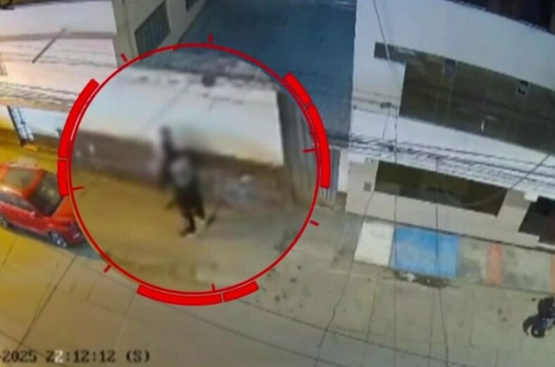 Huánuco: vecinos rescatan a mujer agredida por su pareja en plena calle