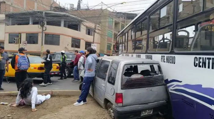 Cruces peligrosos: choque entre bus y tren revela falencias en vías férreas