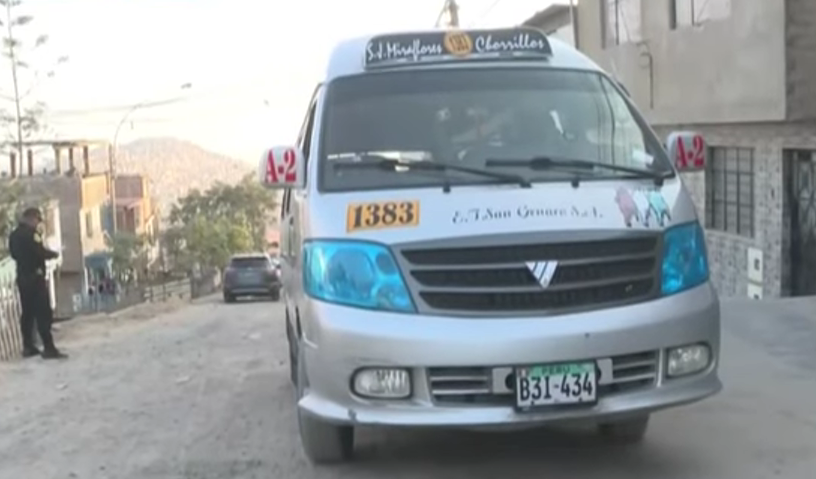 SJM: extorsionadores balean combi con pasajeros en pleno recorrido