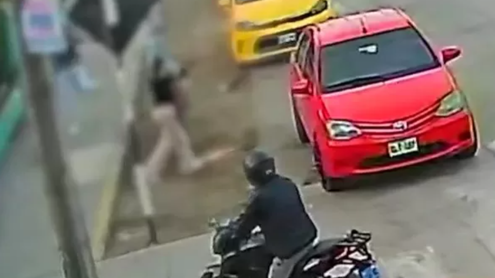 SJM: joven se enfrenta a delincuente para proteger a su pareja y lo balean