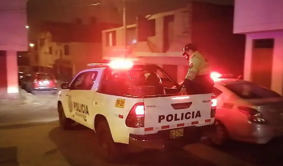 SJL: policía irrumpe en aniversario de bodas de cabecilla criminal en pleno estado de emergencia