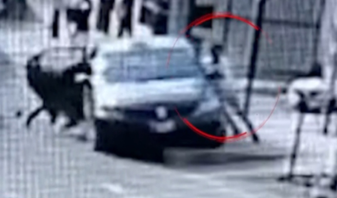 Ate: hombre se lanza sobre auto de delincuentes para evitar robo y termina herido