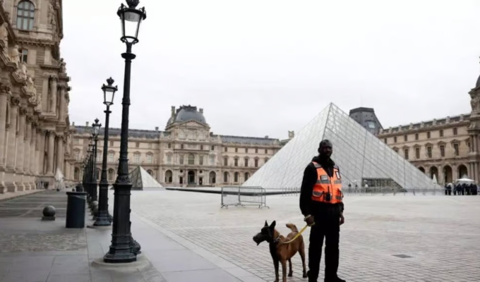 Detienen a cinco nuevos sospechosos por el robo de joyas del Louvre, pero las piezas siguen desaparecidas