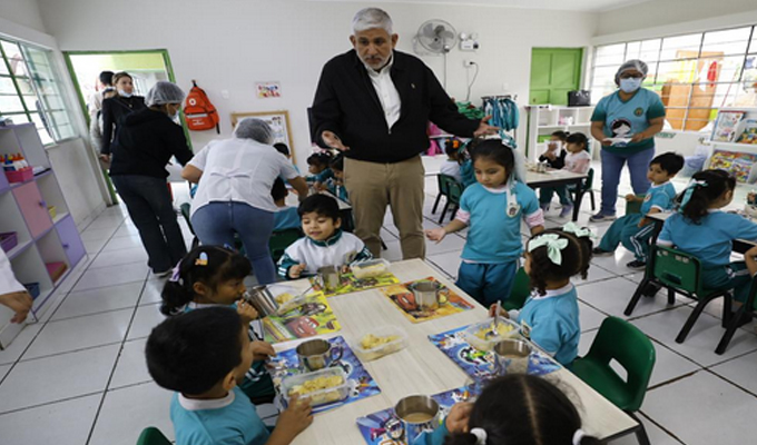 Ministro de Cultura supervisa servicio alimentario escolar en el Callao y promueve la lectura en niñas y niños