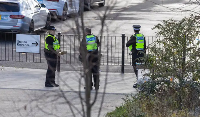 Apuñalamiento múltiple en tren conmociona Reino Unido: ataque dejó 10 heridos, dos están graves