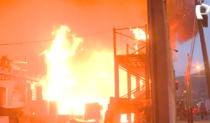 Incendio en Puente Piedra arrasa fábrica de plásticos y cochera: 14 unidades de bomberos trabajan para controlar las llamas