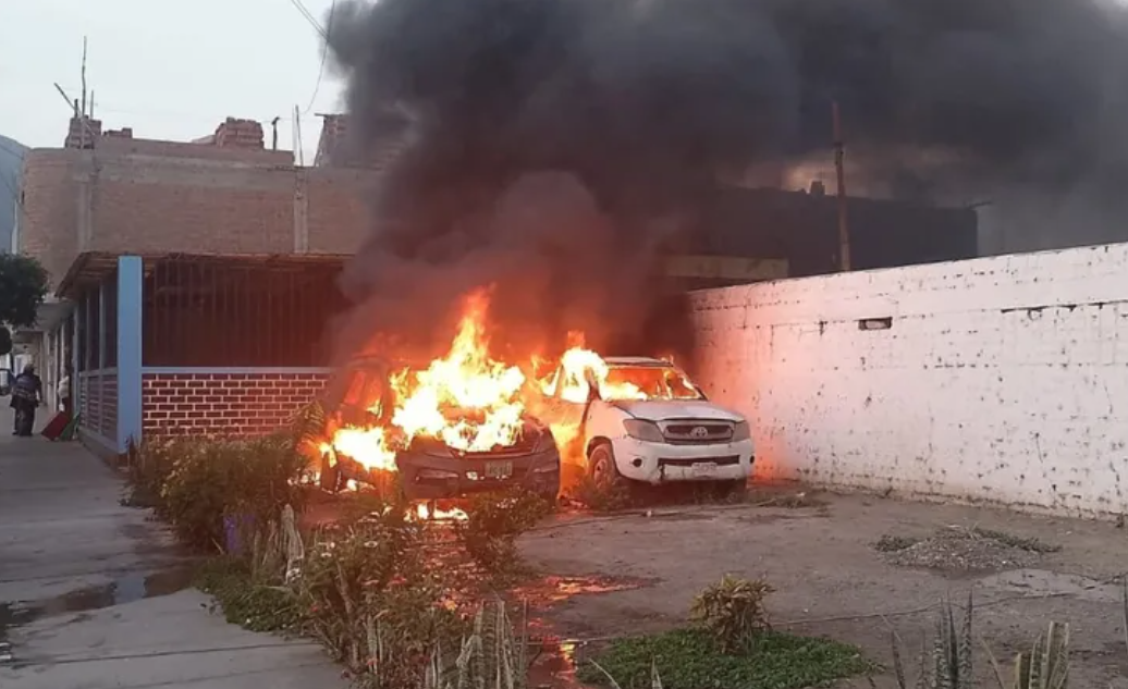 Áncash: incendian dos patrulleros cerca a comisaría