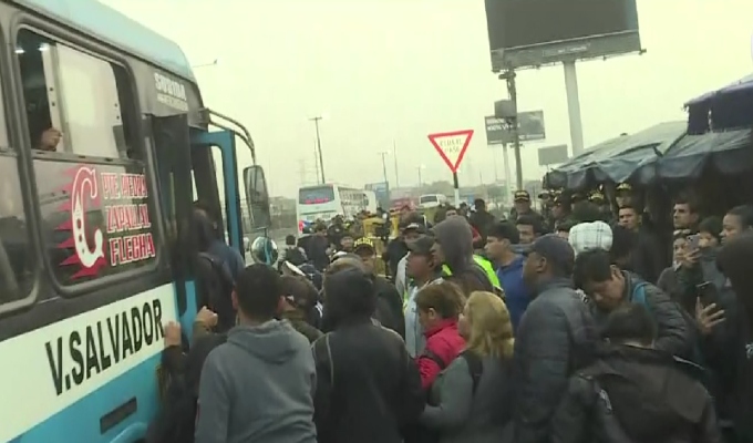 Así se desarrolla el paro del 4 de noviembre: pasajeros desesperados por falta de buses y combis