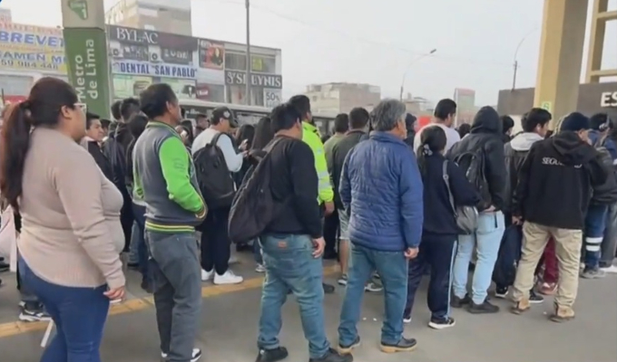 SJL: estación Bayóvar luce abarrotada de usuarios por paro de transportistas