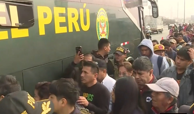 Puente Nuevo: buses de la PNP trasladan a usuarios tras paro de transportistas