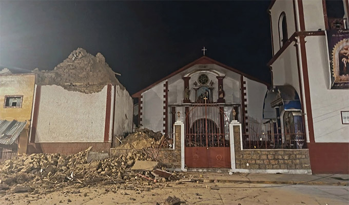 Se derrumba torre de iglesia en Junín: escombros caen sobre vivienda aledaña matando al dueño