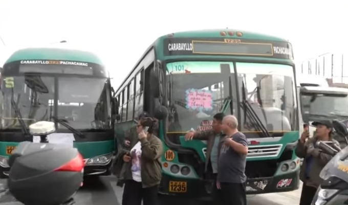 Más buses rumbo a Acho por paro de transportistas: unidades quedan varadas en av. Universitaria